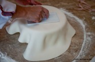 O confeiteiro precisa ter em mente que um bolo coberto com pasta precisa ficar com a superfície bem lisa e sem imperfeições PASTA AMERICANA