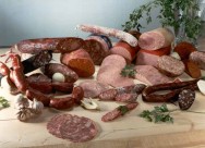 Os embutidos são produtos de grande apreciação popular e que fazem parte da mesa dos brasileiros, estão entre eles a linguiça, o paio e o salaminho. Os embutidos são produtos de grande apreciação popular e que fazem parte da mesa dos brasileiros, estão entre eles a linguiça, o paio e o salaminho.
