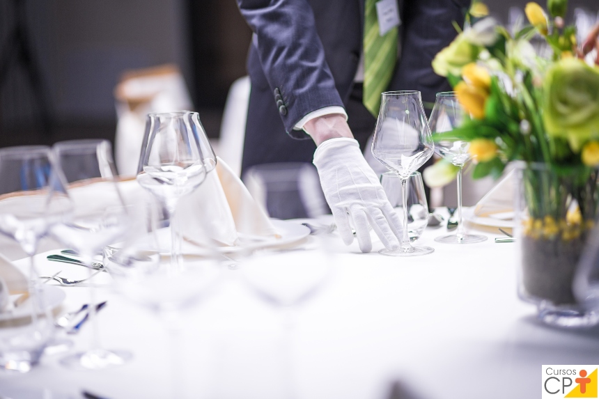 Treinamento de Garçom: Mise-en-Place dos aparadores, dos carrinhos e das mesas auxiliares