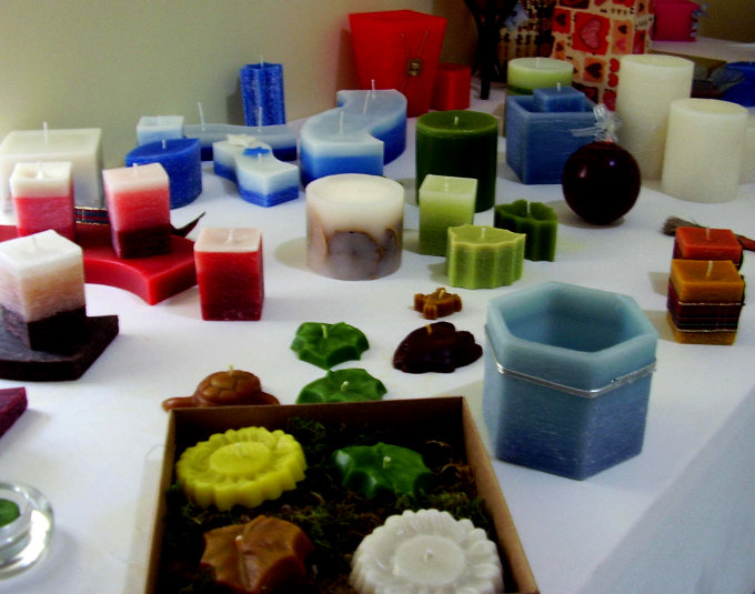 Usando a criatividade e a habilidade manual, as velas artesanais podem ganhar uma gama enorme de formas, cores e aromas.
