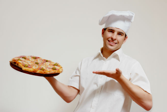 O cliente escolhe a pizza em um cardápio e deposita sua confiança no responsável pela elaboração do produto