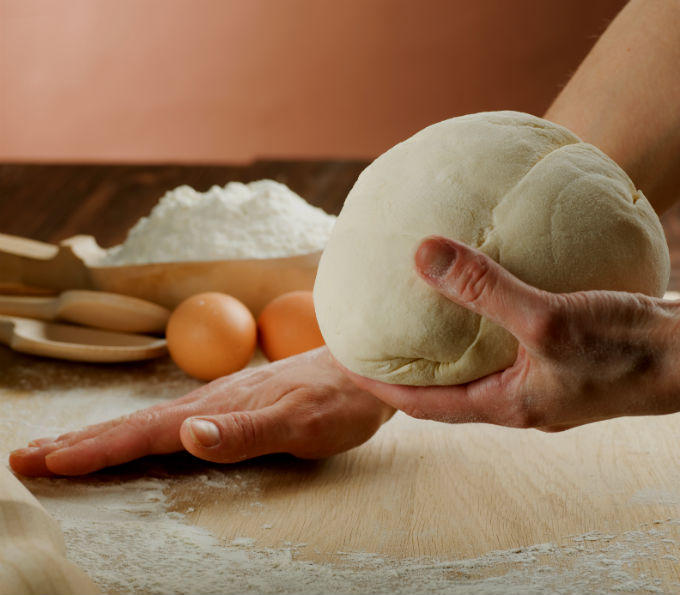 A manipulação dos alimentos refere-se a todo e qualquer processo de manuseio e preparo dos mesmos