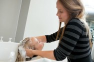 Ao menor sinal de alergia à tintura, lave imediatamente os cabelos retiranto todo o produto do couro cabeludo Ao menor sinal de alergia à tintura, lave imediatamente os cabelos retiranto todo o produto do couro cabeludo