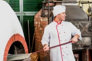 As pás podem ser metálicas, feitas em chapas de aço ou de madeira e são utilizadas para levar as massas ao forno para assar As pás podem ser metálicas, feitas em chapas de aço ou de madeira e são utilizadas para levar as massas ao forno para assar