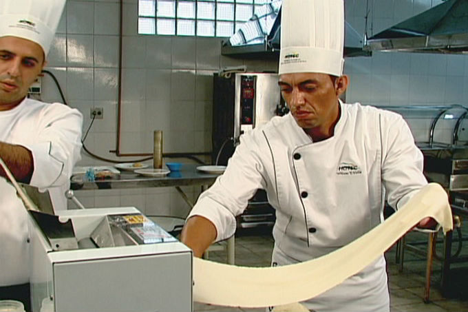 O profissional capacitado aprende a manipular os alimentos respeitando as normas e critérios de segurança alimentar