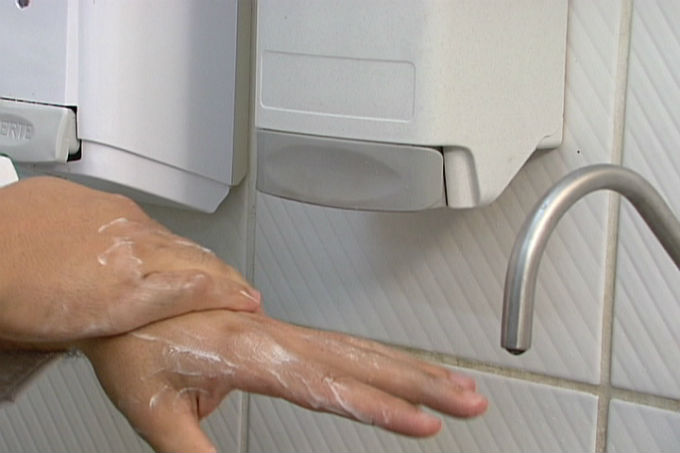 A higienização das mãos, equipamentos e utensílios utilizados na manipulação dos alimentos diminui o risco de contaminação dos mesmos