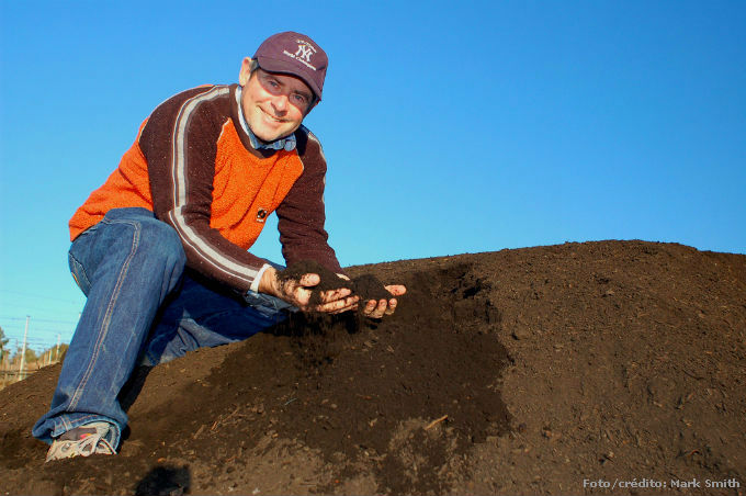 O composto orgânico é um produto obtido da compostagem de resíduos vegetais e animais, pelo processo de decomposição aeróbica