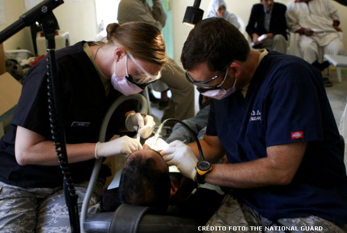 O ACD deve possuir formação técnica adequada para atuar na área de saúde pública, sob a supervisão de um cirurgião-dentista.