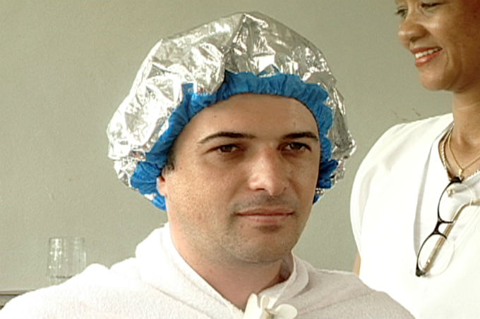 Aplique a máscara capilar em todo o cabelo, coloque a touca e deixe agir durante 10 a 15 min.