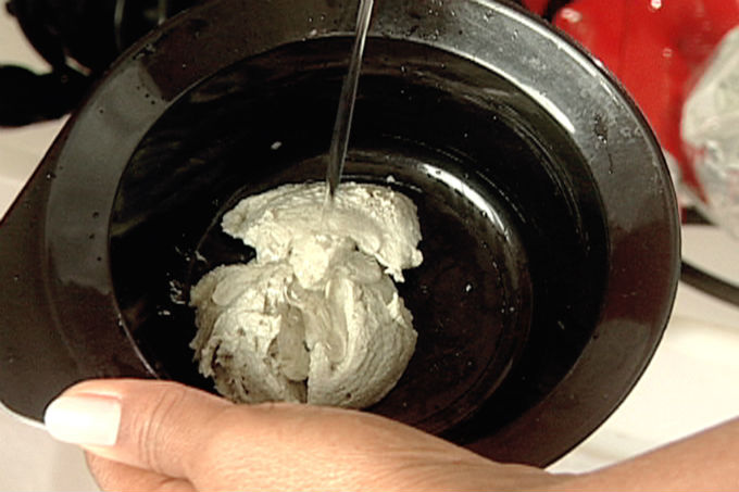 Vire a quantidade necessária de argila verde no recipiente e misture um pouco de xampu antirresíduos
