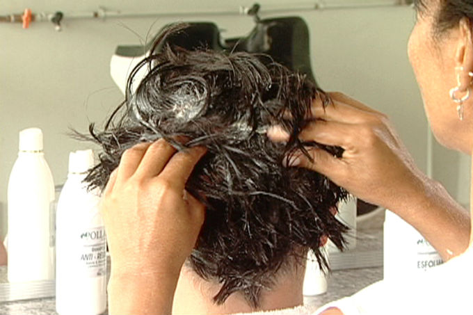 Quando terminar de aplicar, massageie bem o couro cabeludo com as pontas dos dedos