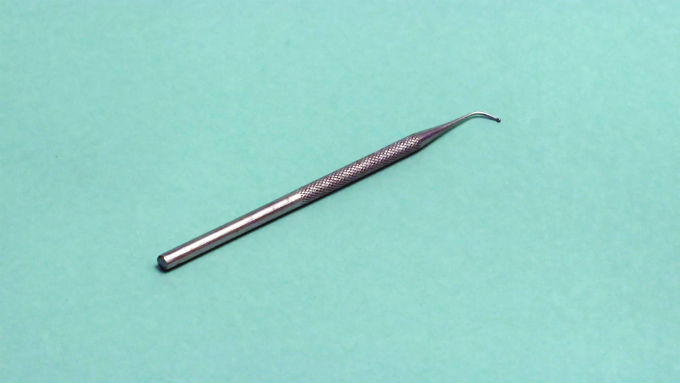 O aplicador é usado para colocar Hidróxido de Cálcio na cavidade do dente, de maneira fácil e eficiente.
