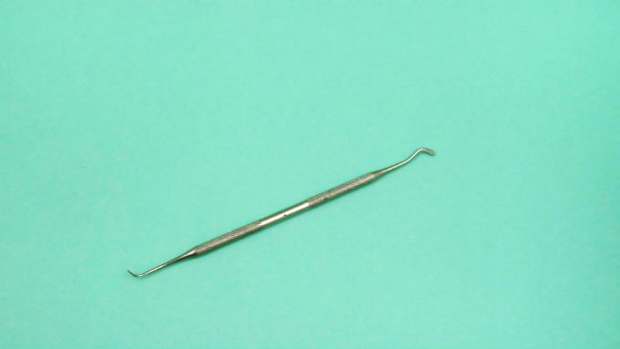 Os calcadores espatulados são utilizados no preenchimento das cavidades dentárias que estiverem sendo tratadas com material curativo.