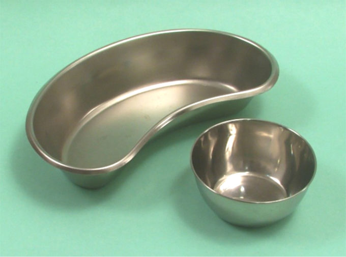 As cubas metálicas são utilizadas para a colocação de materiais, como álcool iodado e solução fisiológica, feitas em aço inox.