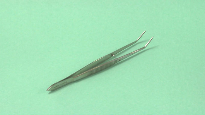 A pinça clínica é utilizada para pinçar materiais, como rolinhos de algodão, e levá-los até a boca do paciente.