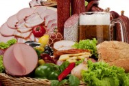 Fora de ambientes refrigerados, as bactérias se desenvolvem e é por isso que alimentos cozidos, como as salsichas e embutidos, estragam Fora de ambientes refrigerados, as bactérias se desenvolvem e é por isso que alimentos cozidos, como as salsichas e embutidos, estragam
