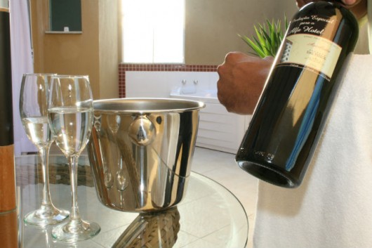 Como funcionam os serviços de quarto e banquete em hotéis Como funcionam os serviços de quarto e banquete em hotéis
