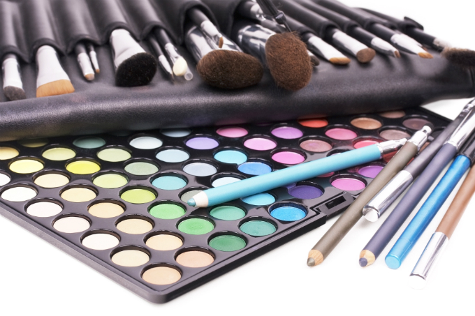 Estude muito bem as técnicas de trabalho, como colorações, cortes, estética, combinações de cores, maquiagens entre outras.