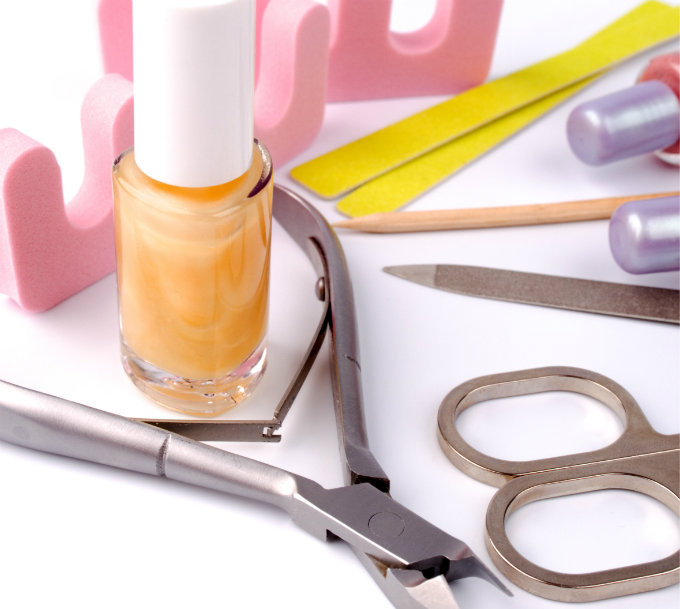 Tranças, aplicações de mega hair, cílios postiços, makes e esmaltes coloridos estão na moda. Estude a possibilidade de oferecê-los em seu salão.