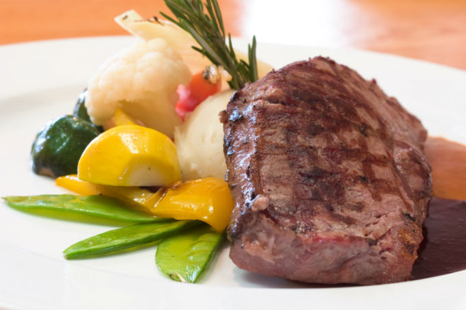 Na primeira cocção, quando a carne de boi adquirir o ponto desejado na parte de fora, internamente ainda estará crua.