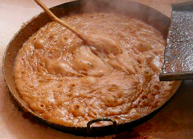 Para evitar que a rapadura fique “puxenta”, deve-se evitar a caramelização excessiva ou a queima do caldo, ocorridas durante a etapa de concentração.