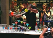 Ser um Barman de sucesso significa ter conhecimento e total maestria para exercer suas atividades. Foto: Praytino Ser um Barman de sucesso significa ter conhecimento e total maestria para exercer suas atividades. Foto: Praytino