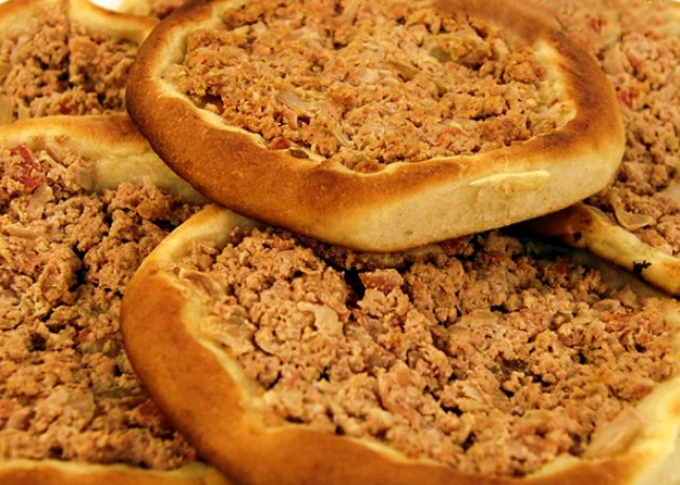 A esfirra é uma pequena torta assada originária da Síria e encontrada em outros países do Oriente Médio, como na Jordânia e no Líbano. Foto: Reprodução.