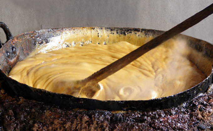 O processo de produção do açúcar mascavo é o mesmo da rapadura, entretanto, ele é interrompido um pouco antes, com a massa ainda bem mole. Foto: Reprodução.