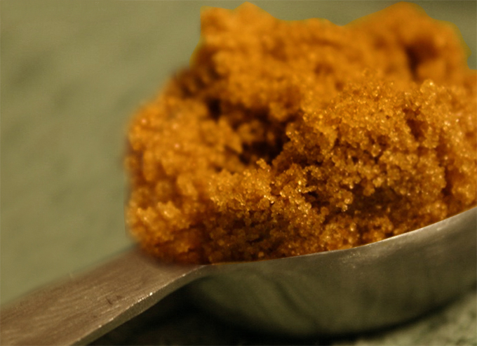 O açúcar mascavo é um produto de composição, sabor e estrutura semelhante à rapadura triturada, porém de mais fácil utilização. Foto: Reprodução.