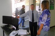 O porteiro deve ser sempre cortês e prestativo com o público O porteiro deve ser sempre cortês e prestativo com o público