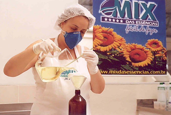 Cores e odores são obtidos por meio de essências aromáticas e corantes alimentícios