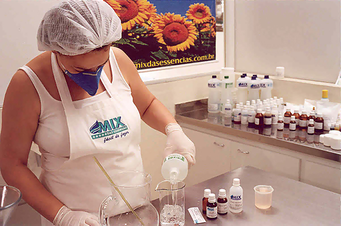 Dissolva 5 a 10 g de Nipagim em 1 L de álcool, acrescente 10 mL de Benzoato de Benzila e vaporize sobre as pétalas, frutas, ervas e grãos, antes de colocá-los nas formas