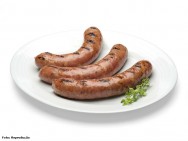 A característica da linguiça calabresa é ser defumada. Por isso, logo após estar embutida, deve ser levada para o defumador A característica da linguiça calabresa é ser defumada. Por isso, logo após estar embutida, deve ser levada para o defumador