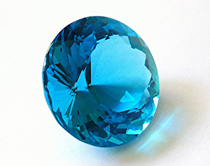 O Topázio muda de cor quando aquecido, podendo mudar da cor amarela para a rósea, ou ainda para incolor ou azul. CRÉDITO FOTO: MAURO CATEB.