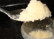 Para uso doméstico, aconselha-se envasar a pasta de alho em potes pequenos Para uso doméstico, aconselha-se envasar a pasta de alho em potes pequenos