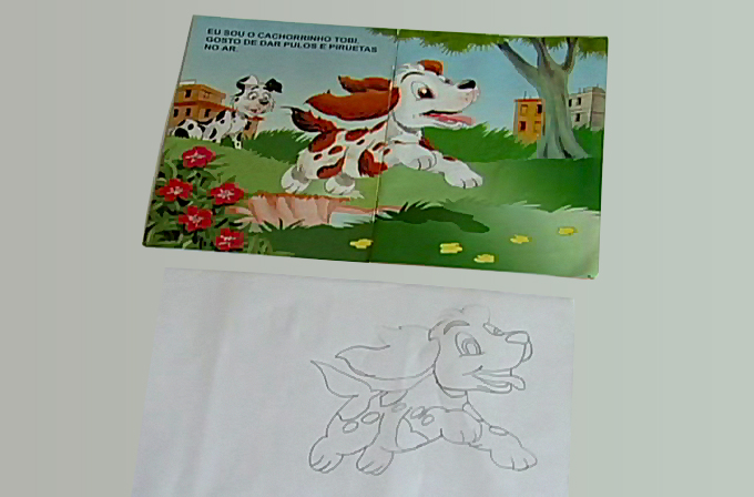 O desenho na cartolina deverá ficar exatamente igual ao personagem escolhido do livro de histórias infantis