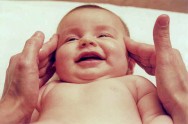 Os pais devem fazer movimentos suaves e ritmados com as mãos e com o corpo Os pais devem fazer movimentos suaves e ritmados com as mãos e com o corpo