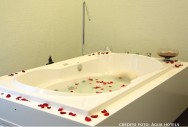 Colocados na banheira, os sais de banho promovem o relaxamento corporal Colocados na banheira, os sais de banho promovem o relaxamento corporal