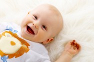 O banho traz bem-estar ao bebê, além de ser um momento especial para que a mãe o acaricie O banho traz bem-estar ao bebê, além de ser um momento especial para que a mãe o acaricie