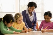 Ao observar os desenhos de uma criança, o professor aprende sobre suas habilidades Ao observar os desenhos de uma criança, o professor aprende sobre suas habilidades