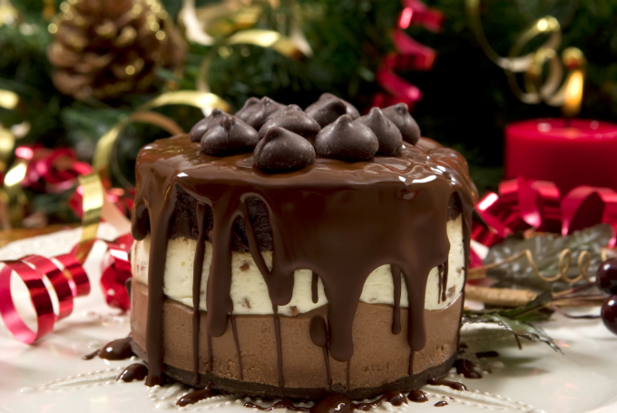Para evitar o desperdício, o trabalho com o chocolate pode ser feito sobre papel manteiga. O chocolate restante poderá ser usado em coberturas de bolo.