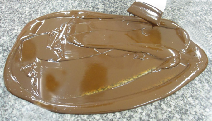 A temperagem do chocolate é um termo técnico, que significa abaixar sua temperatura de 45 para 27 ºC, quando no estágio de derretimento. Foto: Reprodução.