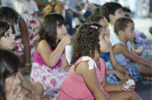 Contar histórias não é só narrar contos, no sentido restrito do termo. É também narrar fábulas, lendas, mitos, capítulos de novelas e romances. Foto/Crédito: Pref. de Olinda