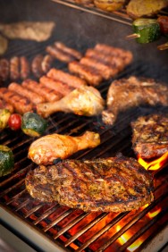 O churrasqueiro deve eliminar os microrganismos enquanto assa a carne, sem, queimá-las ou deixar a carne seca e sem sabor O churrasqueiro deve eliminar os microrganismos enquanto assa a carne, sem, queimá-las ou deixar a carne seca e sem sabor
