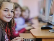 Na primeira aula do aluno, o computador deve estar desligado, para que este aprenda a ligá-lo.