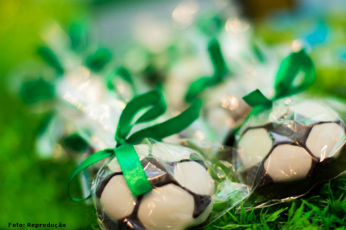 Dê de presente aos convidados deliciosos bombons em formato de bola de futebol. Foto: Reprodução