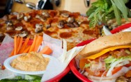 O cardápio de uma lanchonete deverá ser bem variado, com diferentes tipos de salgados, sanduíches, doces, sucos, tortas, entre outros. Foto/crédito: Bighamdesign O cardápio de uma lanchonete deverá ser bem variado, com diferentes tipos de salgados, sanduíches, doces, sucos, tortas, entre outros. Foto/crédito: Bighamdesign