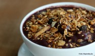 São duas as variedades de açaí: o roxo e o branco. O roxo, mais comum, tem a polpa cor de vinho tinto, chamado “vinho de açaí” São duas as variedades de açaí: o roxo e o branco. O roxo, mais comum, tem a polpa cor de vinho tinto, chamado “vinho de açaí”