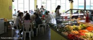 A alimentação coletiva pode ser “comercial”, quando tem fins lucrativos, o que é o caso de restaurantes voltados para o público em geral A alimentação coletiva pode ser “comercial”, quando tem fins lucrativos, o que é o caso de restaurantes voltados para o público em geral