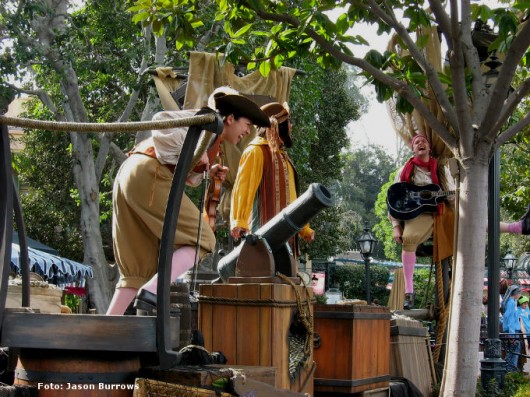 Prepare um palco com personagens piratas e alugue brinquedos, como pula-pula, tobogãs, piscina de bolinhas e outros mais Prepare um palco com personagens piratas e alugue brinquedos, como pula-pula, tobogãs, piscina de bolinhas e outros mais